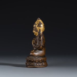 A Tibetan gilt-lacquered copper-alloy figure of Tsongkhapa seated on a lotus base — foto 3