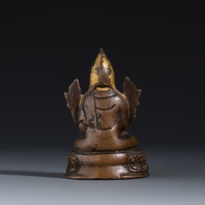 A Tibetan gilt-lacquered copper-alloy figure of Tsongkhapa seated on a lotus base — foto 4