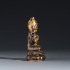 A Tibetan gilt-lacquered copper-alloy figure of Tsongkhapa seated on a lotus base — foto 5