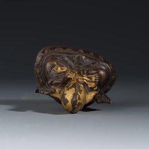 A Tibetan gilt-lacquered copper-alloy figure of Tsongkhapa seated on a lotus base — foto 6