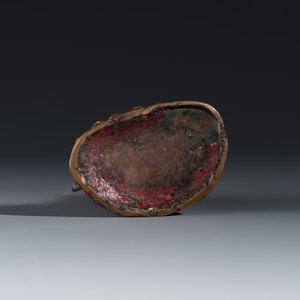 A Tibetan gilt-lacquered copper-alloy figure of Tsongkhapa seated on a lotus base — foto 7