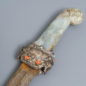 A Tibetan inlaid silver sword with jade hilt, a covered bowl and a flask, 19th C. — 照片 5