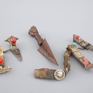 A Tibetan iron Purbu, 13/14th C. and two knives in silver and semi-precious stones, 19/20th C. — 照片 1