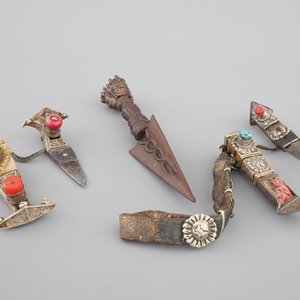 A Tibetan iron Purbu, 13/14th C. and two knives in silver and semi-precious stones, 19/20th C. — 照片 2