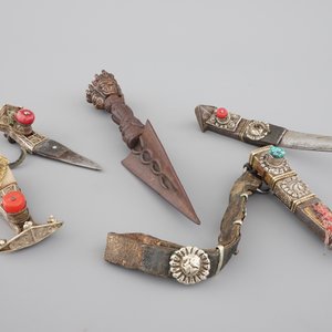 A Tibetan iron Purbu, 13/14th C. and two knives in silver and semi-precious stones, 19/20th C. — 照片 3