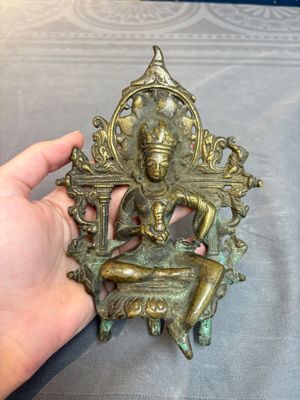 A Tibetan or Nepalese bronze seated Tara holding a vajra, 12/13th C. — 照片 1