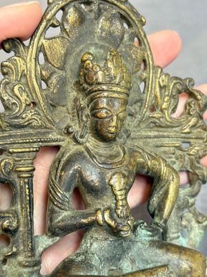 A Tibetan or Nepalese bronze seated Tara holding a vajra, 12/13th C. — 照片 11