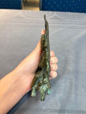 A Tibetan or Nepalese bronze seated Tara holding a vajra, 12/13th C. — 照片 2
