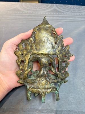 A Tibetan or Nepalese bronze seated Tara holding a vajra, 12/13th C. — 照片 3
