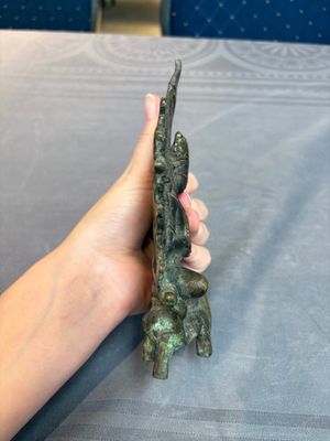 A Tibetan or Nepalese bronze seated Tara holding a vajra, 12/13th C. — 照片 4