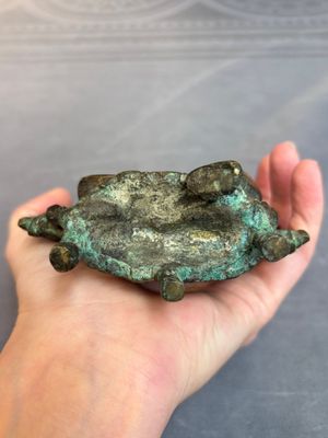 A Tibetan or Nepalese bronze seated Tara holding a vajra, 12/13th C. — 照片 7