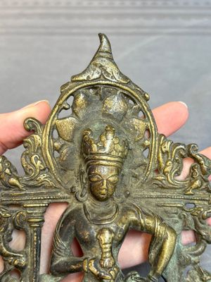 A Tibetan or Nepalese bronze seated Tara holding a vajra, 12/13th C. — 照片 8