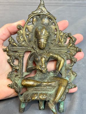 A Tibetan or Nepalese bronze seated Tara holding a vajra, 12/13th C. — 照片 9