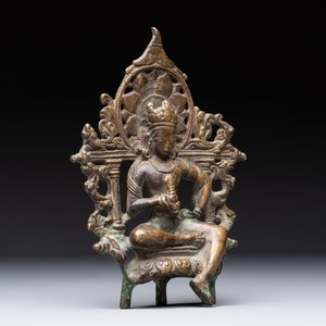 A Tibetan or Nepalese bronze seated Tara holding a vajra, 12/13th C. — 照片 1