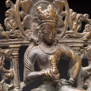 A Tibetan or Nepalese bronze seated Tara holding a vajra, 12/13th C. — 照片 2