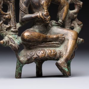 A Tibetan or Nepalese bronze seated Tara holding a vajra, 12/13th C. — 照片 3