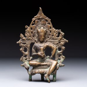 A Tibetan or Nepalese bronze seated Tara holding a vajra, 12/13th C. — 照片 4