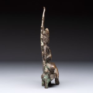 A Tibetan or Nepalese bronze seated Tara holding a vajra, 12/13th C. — 照片 7