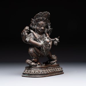 A Tibetan or Nepalese turquoise-inlaid partly-gilt bronze figure of White Tara and a figure of Makahala, 20th C. — 照片 2