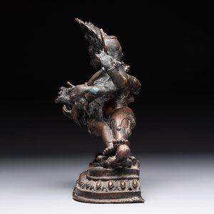 A Tibetan or Nepalese turquoise-inlaid partly-gilt bronze figure of White Tara and a figure of Makahala, 20th C. — 照片 4