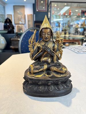 A Tibetan parcel-gilt bronze sculpture of a lama, 20th C. — photo 1