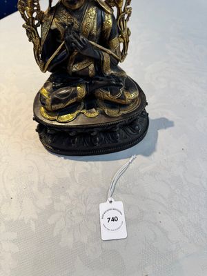 A Tibetan parcel-gilt bronze sculpture of a lama, 20th C. — photo 12