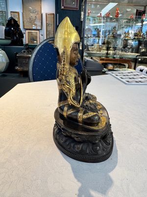 A Tibetan parcel-gilt bronze sculpture of a lama, 20th C. — photo 2