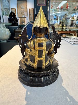 A Tibetan parcel-gilt bronze sculpture of a lama, 20th C. — photo 3