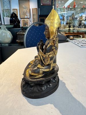 A Tibetan parcel-gilt bronze sculpture of a lama, 20th C. — photo 4
