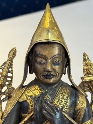 A Tibetan parcel-gilt bronze sculpture of a lama, 20th C. — photo 5
