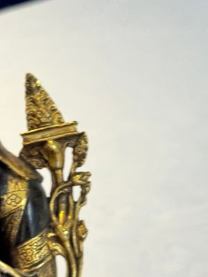 A Tibetan parcel-gilt bronze sculpture of a lama, 20th C. — photo 6