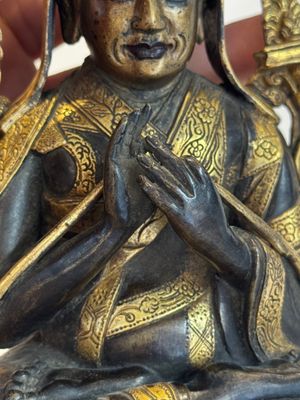 A Tibetan parcel-gilt bronze sculpture of a lama, 20th C. — photo 7