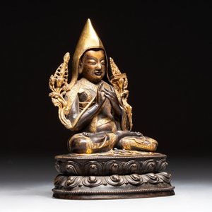A Tibetan parcel-gilt bronze sculpture of a lama, 20th C. — photo 1