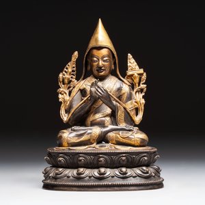 A Tibetan parcel-gilt bronze sculpture of a lama, 20th C. — photo 2