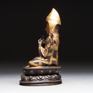 A Tibetan parcel-gilt bronze sculpture of a lama, 20th C. — photo 3