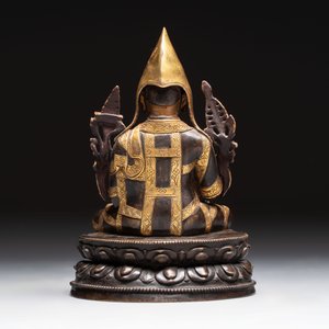 A Tibetan parcel-gilt bronze sculpture of a lama, 20th C. — photo 4