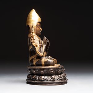 A Tibetan parcel-gilt bronze sculpture of a lama, 20th C. — photo 5