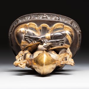 A Tibetan parcel-gilt bronze sculpture of a lama, 20th C. — photo 6
