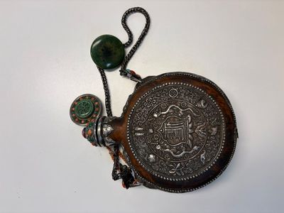A Tibetan red-coral and malachite-inlaid and silver-mounted 'Ba Ji Xiang' wine bottle, 19th C. — photo 1
