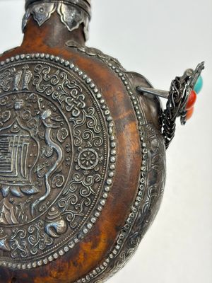 A Tibetan red-coral and malachite-inlaid and silver-mounted 'Ba Ji Xiang' wine bottle, 19th C. — photo 11