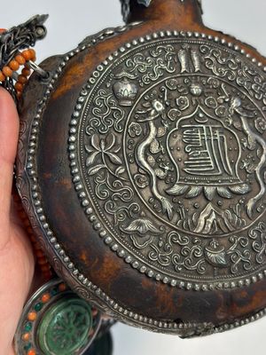 A Tibetan red-coral and malachite-inlaid and silver-mounted 'Ba Ji Xiang' wine bottle, 19th C. — photo 13
