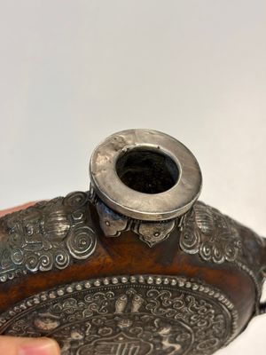 A Tibetan red-coral and malachite-inlaid and silver-mounted 'Ba Ji Xiang' wine bottle, 19th C. — photo 14