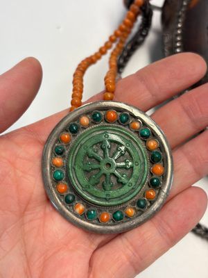 A Tibetan red-coral and malachite-inlaid and silver-mounted 'Ba Ji Xiang' wine bottle, 19th C. — photo 17