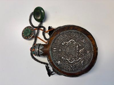 A Tibetan red-coral and malachite-inlaid and silver-mounted 'Ba Ji Xiang' wine bottle, 19th C. — photo 2