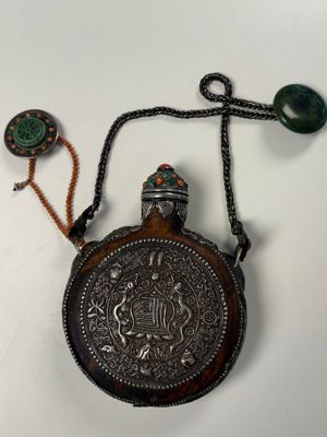 A Tibetan red-coral and malachite-inlaid and silver-mounted 'Ba Ji Xiang' wine bottle, 19th C. — photo 23