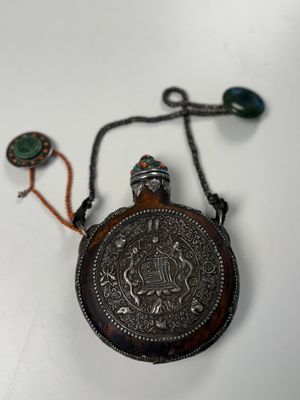 A Tibetan red-coral and malachite-inlaid and silver-mounted 'Ba Ji Xiang' wine bottle, 19th C. — photo 24