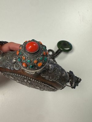 A Tibetan red-coral and malachite-inlaid and silver-mounted 'Ba Ji Xiang' wine bottle, 19th C. — photo 28