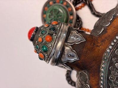 A Tibetan red-coral and malachite-inlaid and silver-mounted 'Ba Ji Xiang' wine bottle, 19th C. — photo 3