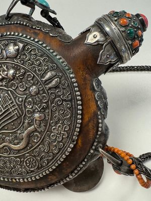 A Tibetan red-coral and malachite-inlaid and silver-mounted 'Ba Ji Xiang' wine bottle, 19th C. — photo 32