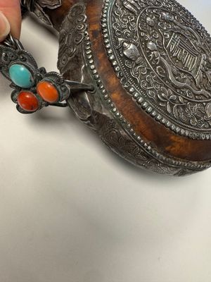 A Tibetan red-coral and malachite-inlaid and silver-mounted 'Ba Ji Xiang' wine bottle, 19th C. — photo 34